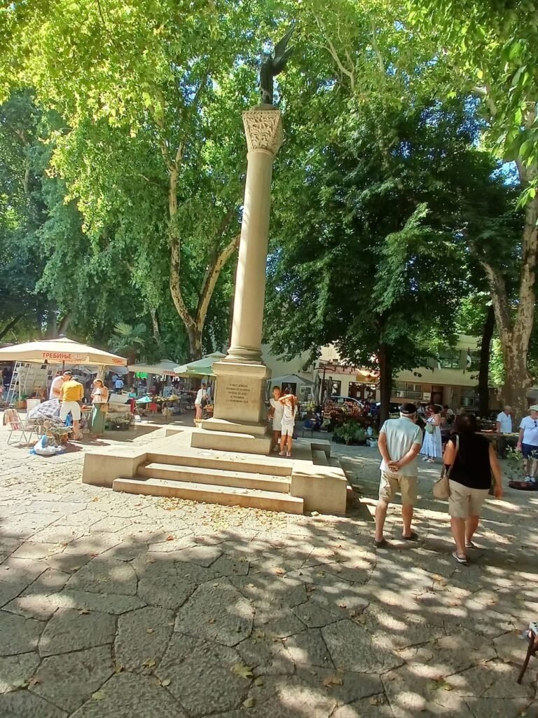 Spomenik oslobodiocima je smešten u Gradskom parku.Podignut je u slavu Trebinjaca koji su na ovom mestu obešeni u Prvom svetskom ratu