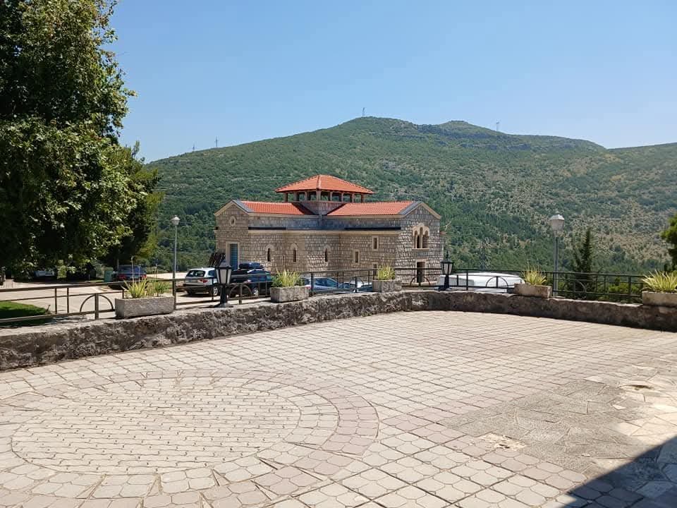 Manastir Hercegovačka Gračanica je izgrađena po uzoru na Gračanicu na Kosovu i Metohiji.koliko je Jovan Dučić voleo svoje Trebinje pokazuje i to što je u testamentu tražio da bude sahranjen baš u Hercegovačkoj Gračanici.