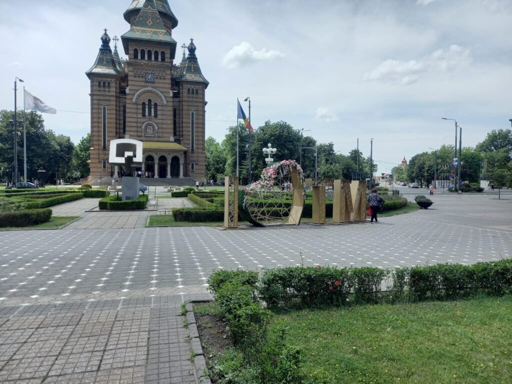 CRKVA SVETA TRI JERARHA, POGLED SA TRGA POBEDE
